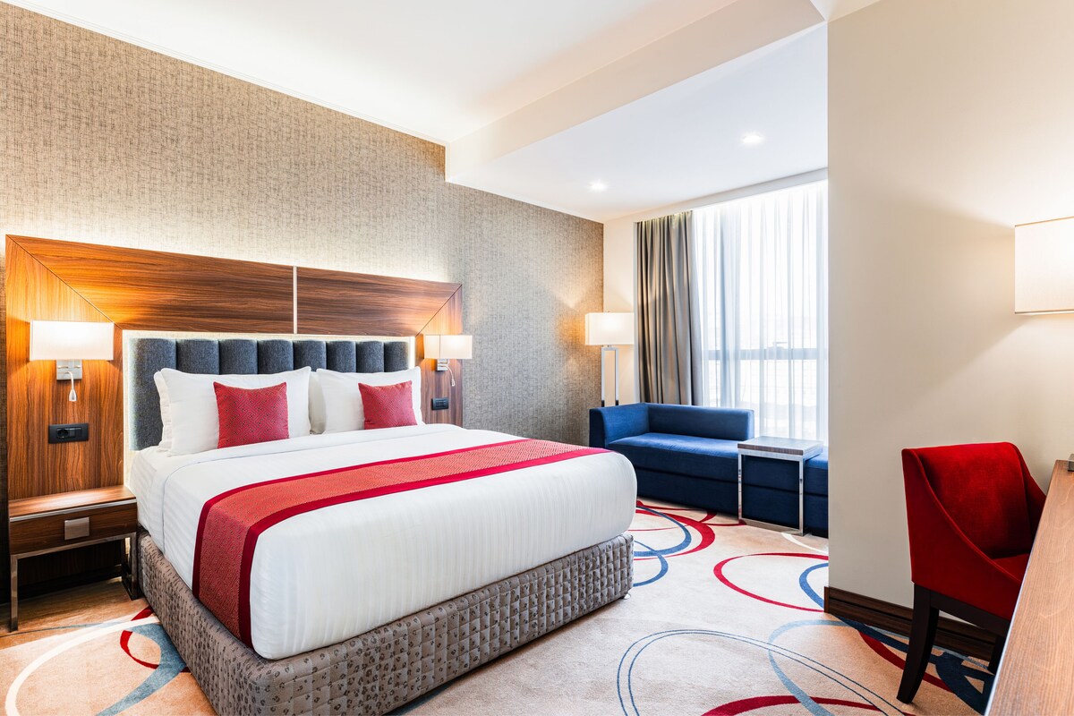 Standaard kamer, 1 kingsize bed | Een minibar, een kluis op de kamer, een bureau, een laptopwerkplek