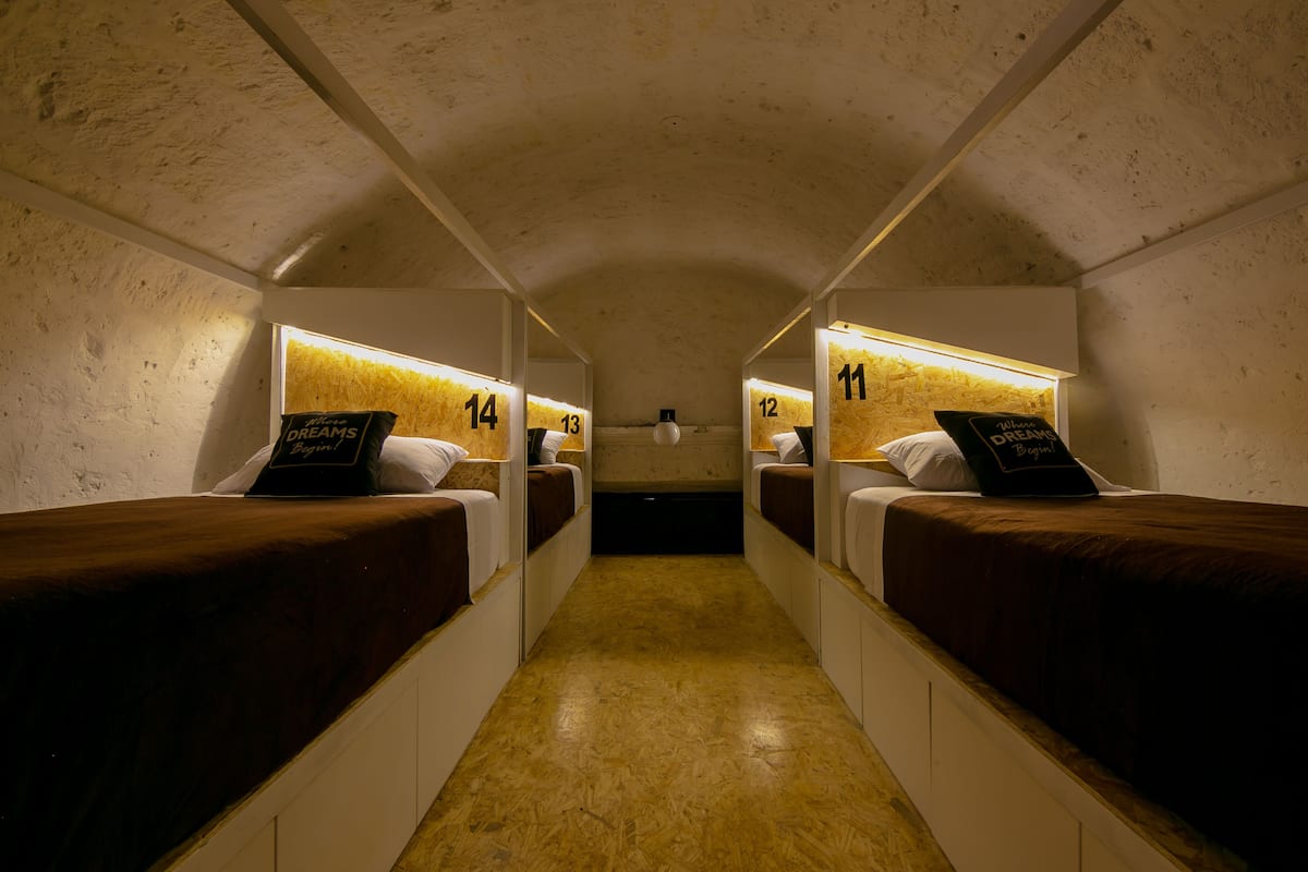Dormitorio condiviso, letti multipli | Una cassaforte in camera, ferro/asse da stiro, Wi-Fi gratuito, lenzuola
