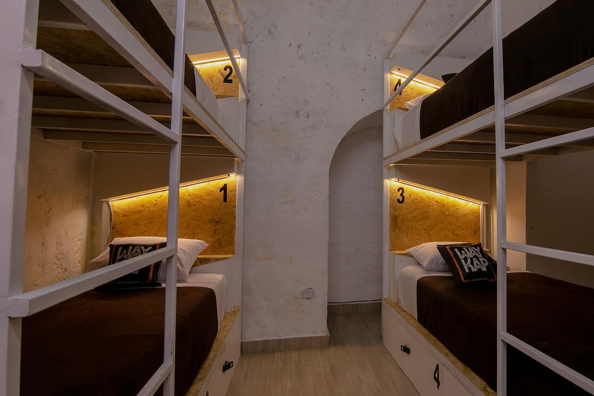 Dormitorio condiviso, letti multipli | Una cassaforte in camera, ferro/asse da stiro, Wi-Fi gratuito, lenzuola