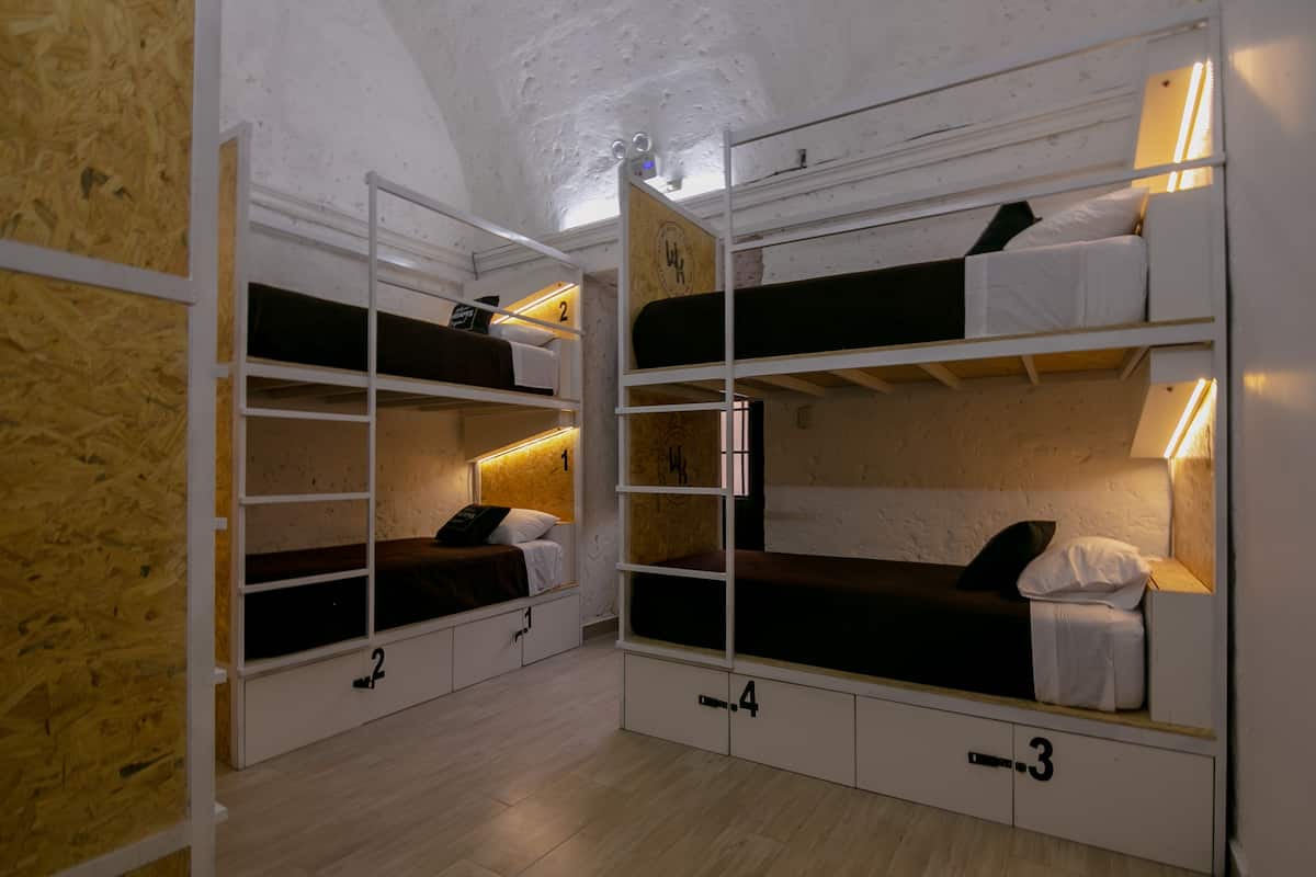 Dormitorio condiviso, letti multipli | Una cassaforte in camera, ferro/asse da stiro, Wi-Fi gratuito, lenzuola