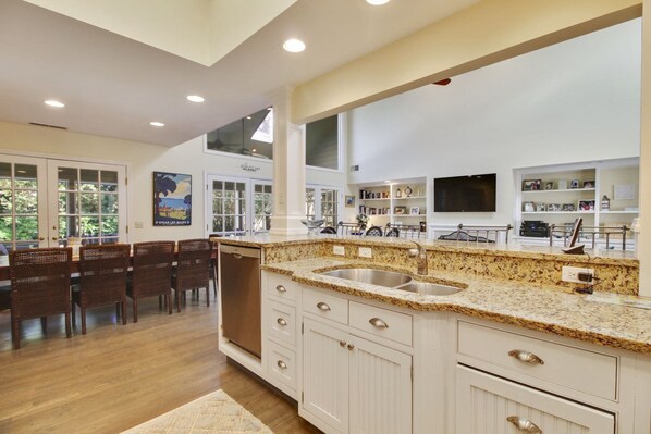 Stovetop, dishwasher, cookware/dishes/utensils - Shelley Court 7 (Hilton Head Island)