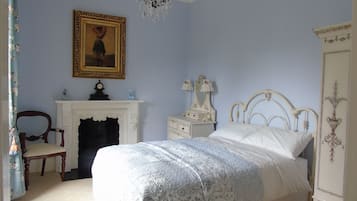 Tabla de planchar con plancha, wifi gratis y ropa de cama