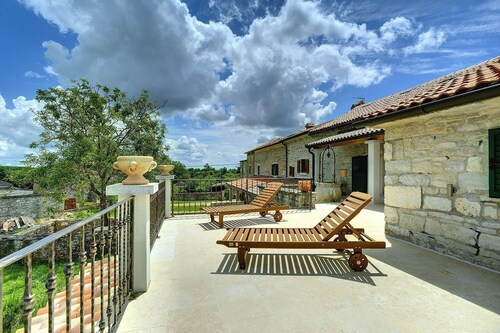Spacious villa with private pool, volleyball court and barbecue area
