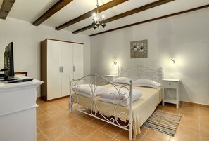 7 bedrooms, desk, free WiFi, bed sheets
