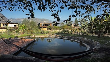 Hồ bơi ngoài trời, ghế dài tắm nắng
