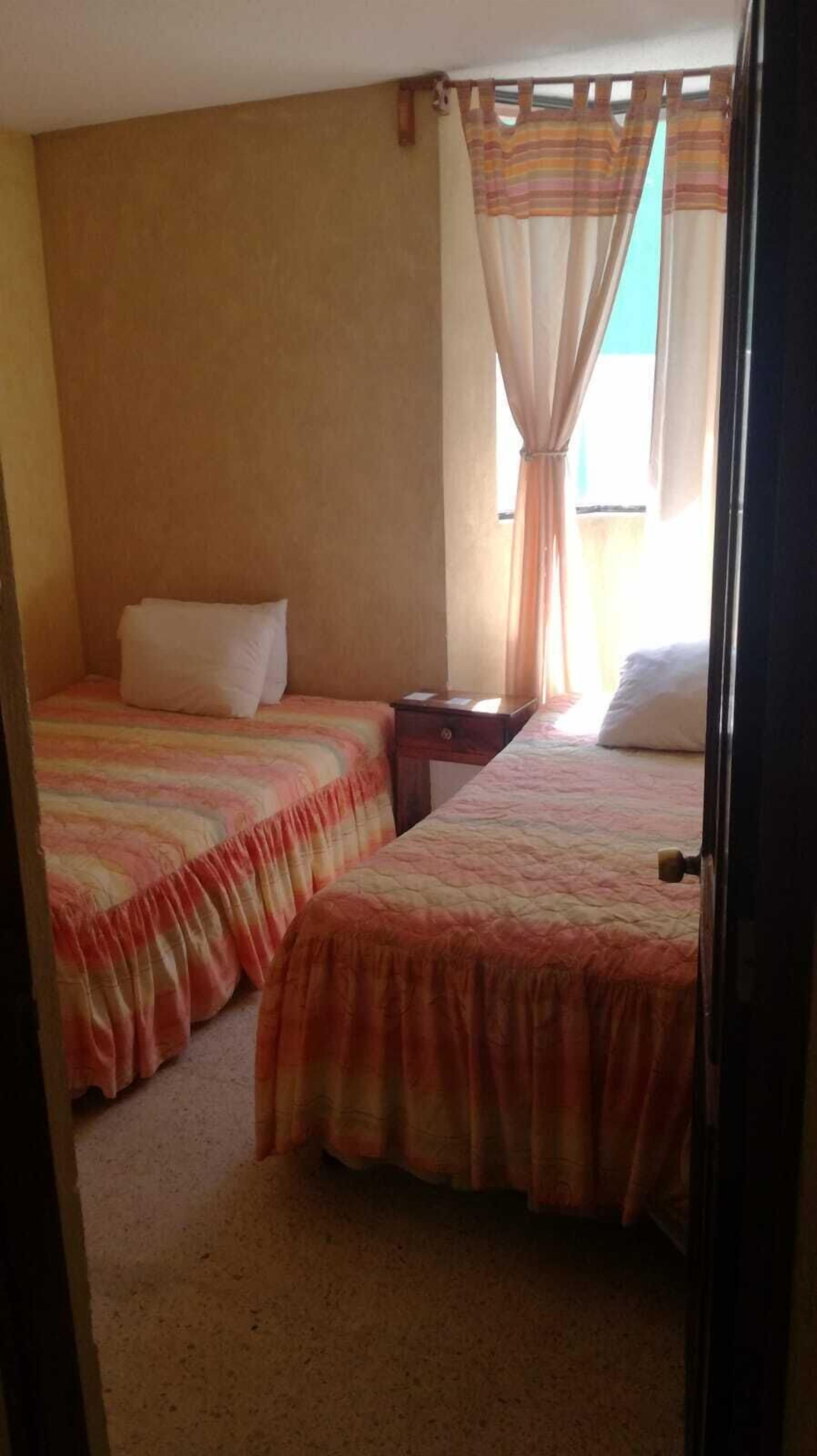 Chambre Familiale | Salle de bain | Douche, articles de toilette gratuits, serviettes fournies