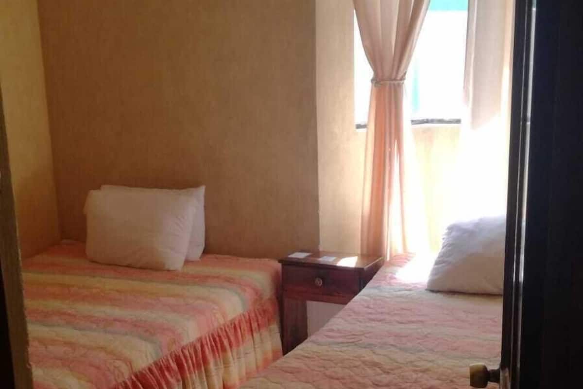 Chambre Familiale | Salle de bain | Douche, articles de toilette gratuits, serviettes fournies