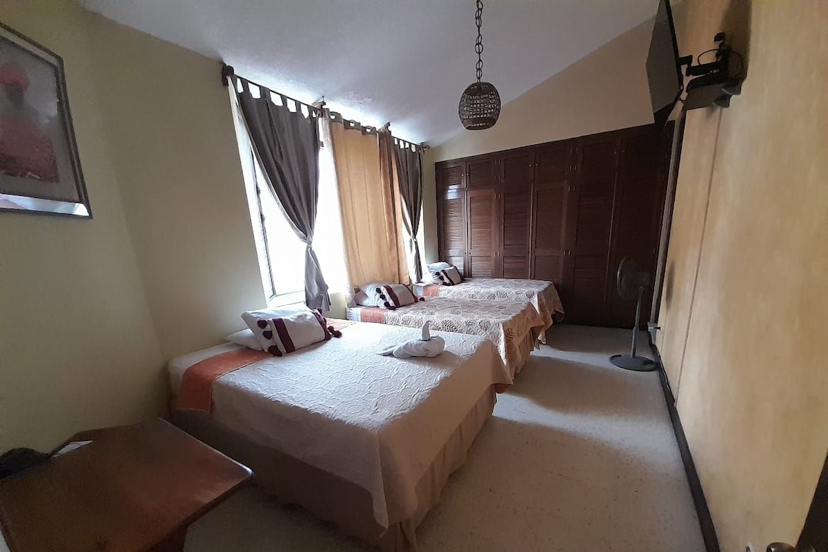 Chambre triple familiale, non-fumeur | Bureau, accès au Wi-Fi (inclus), ameublement unique, literie fournie