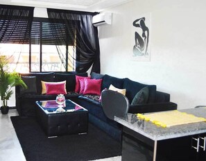 Appartement, 1 chambre | Coin séjour | Télévision à écran plat de 32 pouces avec chaînes par satellite