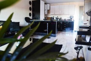 Grand réfrigérateur, micro-ondes, four, plaque de cuisson