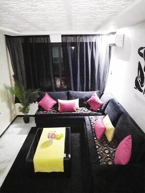 Appartement, 1 chambre | Aire de séjour | Téléviseur à écran plat de 32 po avec télévision par satellite
