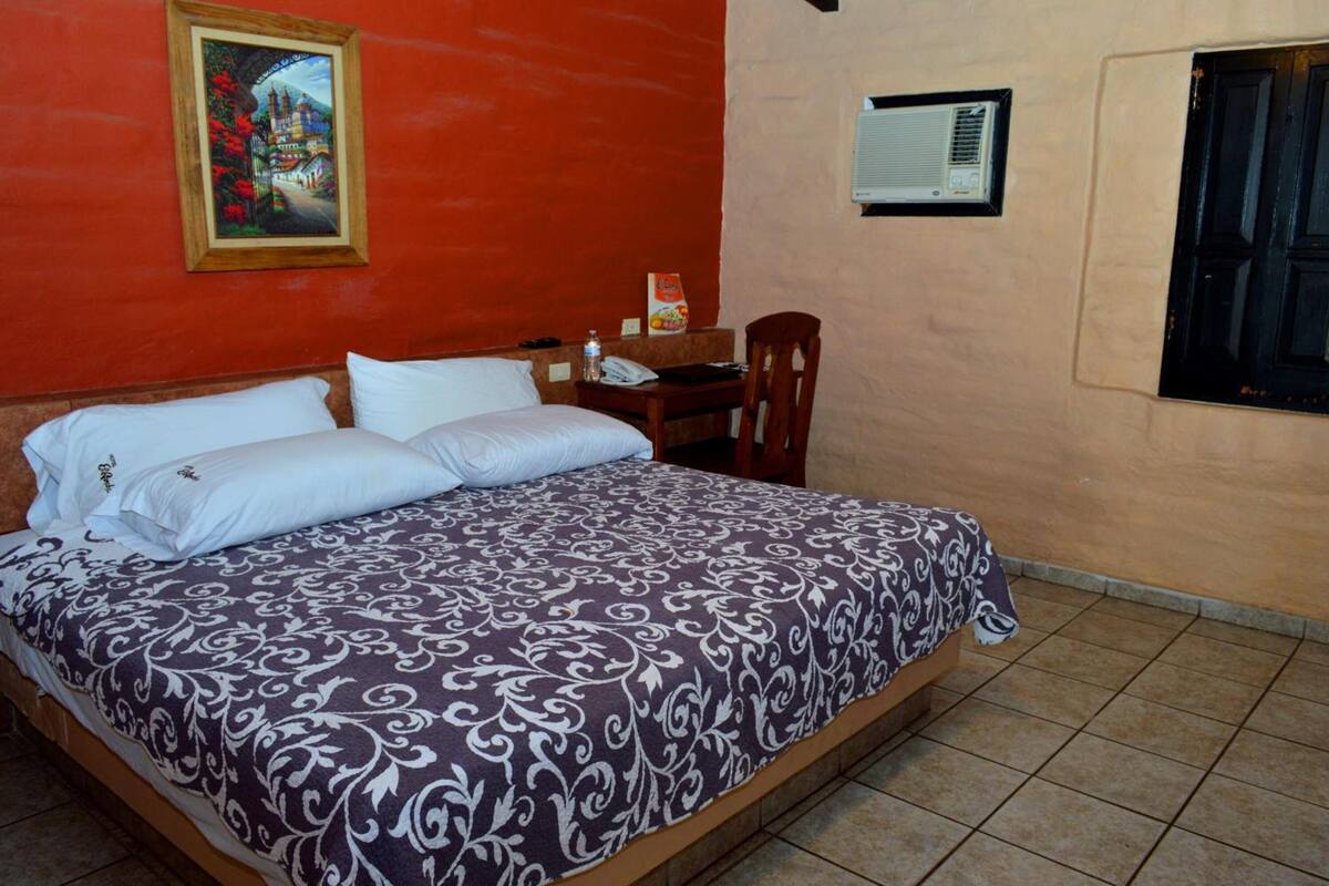 Standard Room, 1 King Bed | Desk, blackout drapes, soundproofing, WiFi (free)