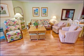 Appartement, 2 queensize bedden, gedeeltelijk uitzicht op oceaan (Wave Whisperer) | Woonkamer