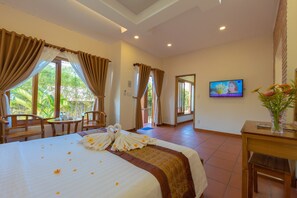 Deluxe bungalow, 1 kingsize bed, uitzicht op tuin | 1 slaapkamer, een kluis op de kamer, een bureau, geluiddichte muren