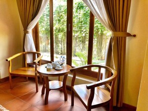 Een 47-inch lcd-televisie met kabelzenders en een televisie