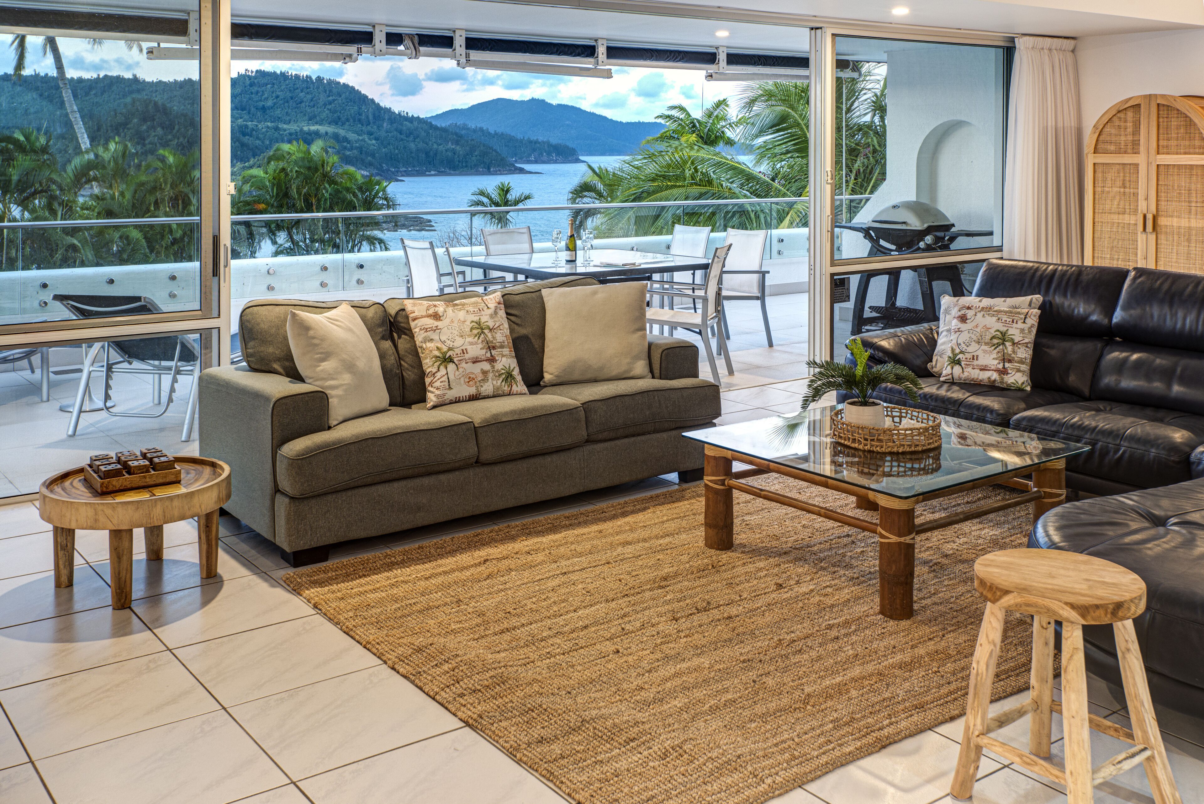 公寓, 2 間臥室, 2 間浴室, 海景 | 起居區 | 40-吋平面電視、數位頻道、電視