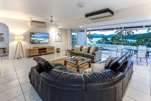アパートメント 2 ベッドルーム 2 バスルーム オーシャンビュー | リビング エリア | 40 インチの薄型テレビ (デジタル放送視聴可)、テレビ