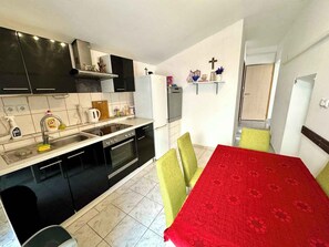 冷蔵庫、オーブン、コンロ、食器洗い機