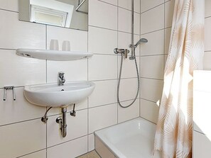 Bathroom - Apartment 7 - House "Am Wattenmeer" (Neuharlingersiel)