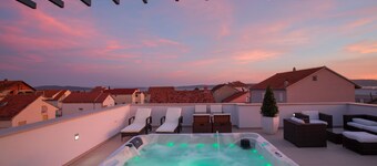 VILLA NICOLINA - HEATET POOL - SUN DECK WITH JACUZZI -