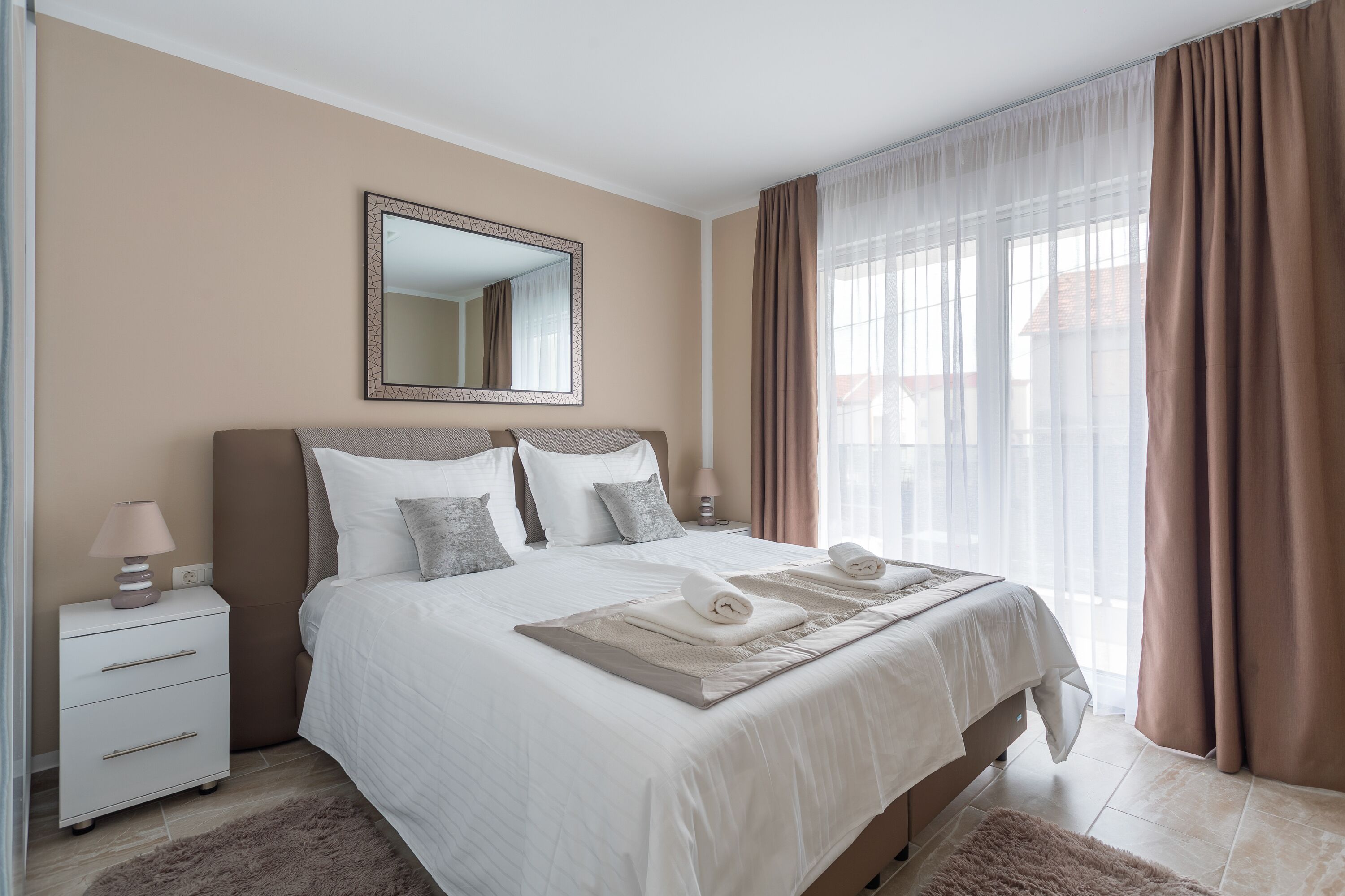 8 habitaciones, tabla de planchar con plancha y wifi gratis 