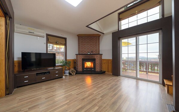 Room (30 PY/ No Extra Towel) | Living area