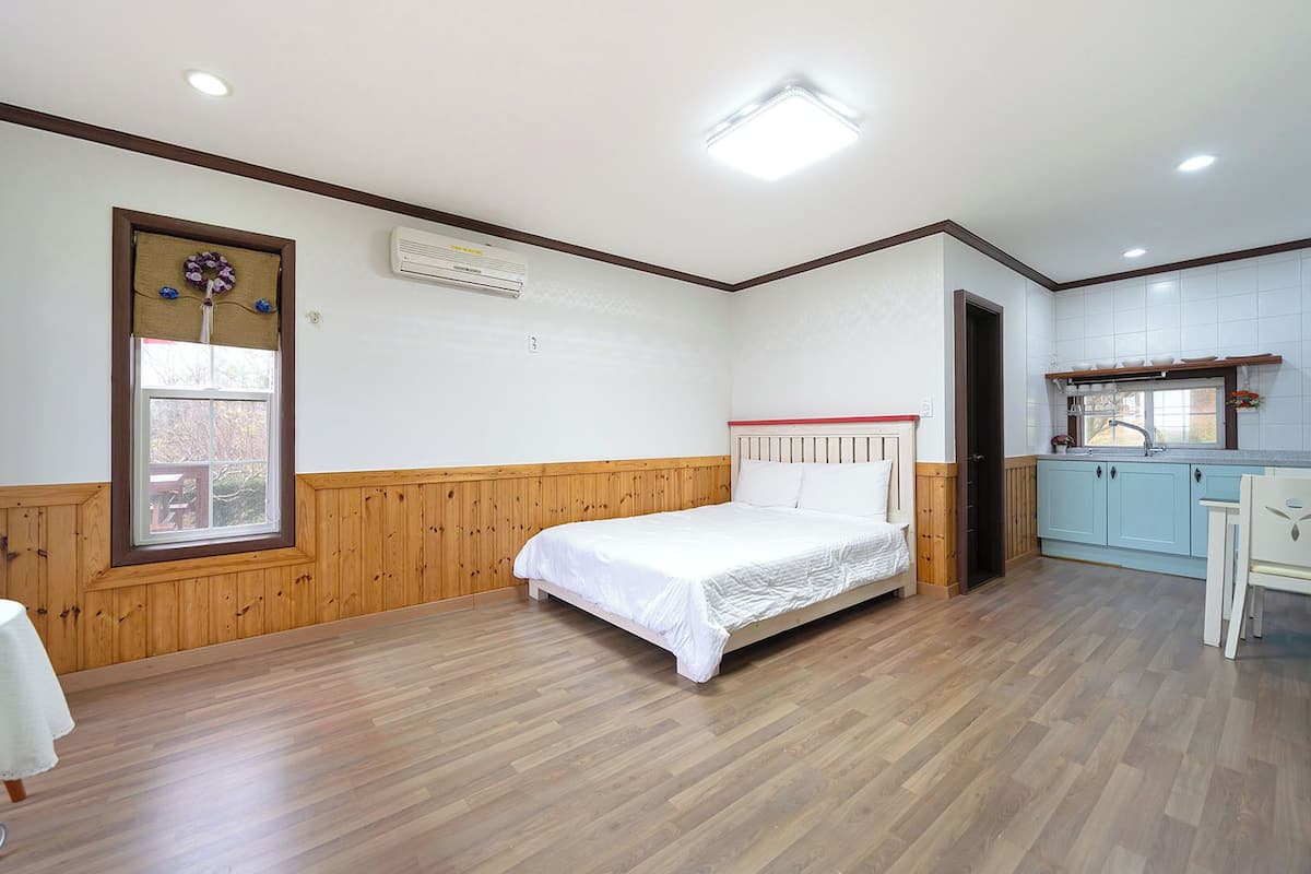 Escritorio, cortinas blackout y wifi gratis