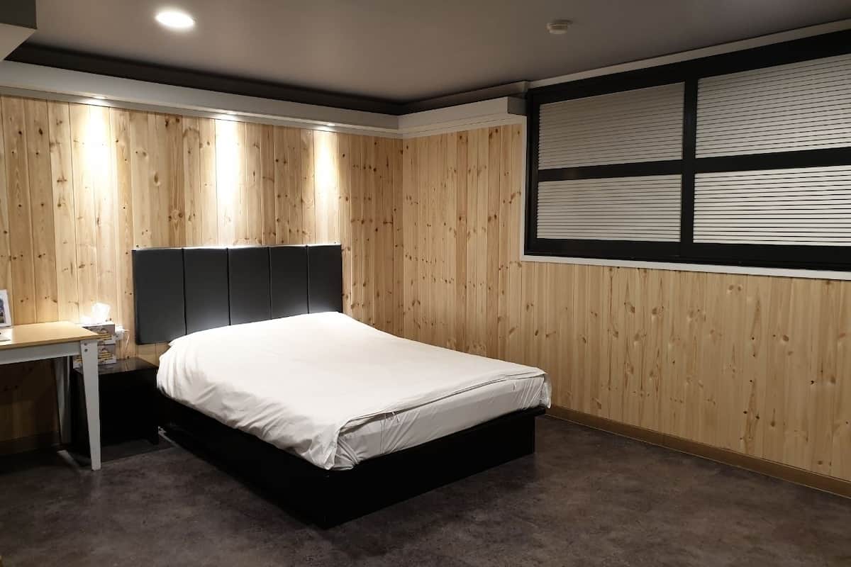 1 bedroom, desk, laptop workspace, free WiFi