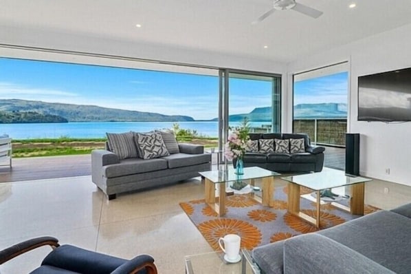 Luxury-Haus, Mehrere Betten, Seeblick | Wohnbereich | Flachbildfernseher, Kamin