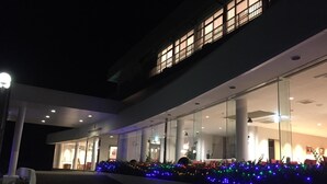 Um edifício moderno com grandes janelas de vidro e um telhado plano.