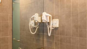 Shower, rainfall showerhead, free toiletries, hair dryer