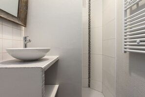 Haartrockner, Handtücher, Seife, Toilettenpapier