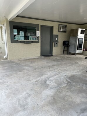 المنشأة من الخارج