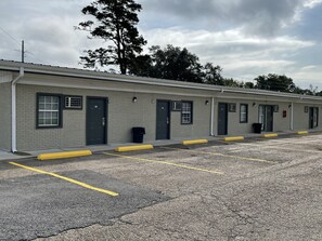 Front of property - Economy Inn (Gonzales)