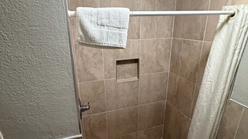 Rom – deluxe, 1 kingsize-seng | Bad | Boblebad, regndusjhode og håndklær