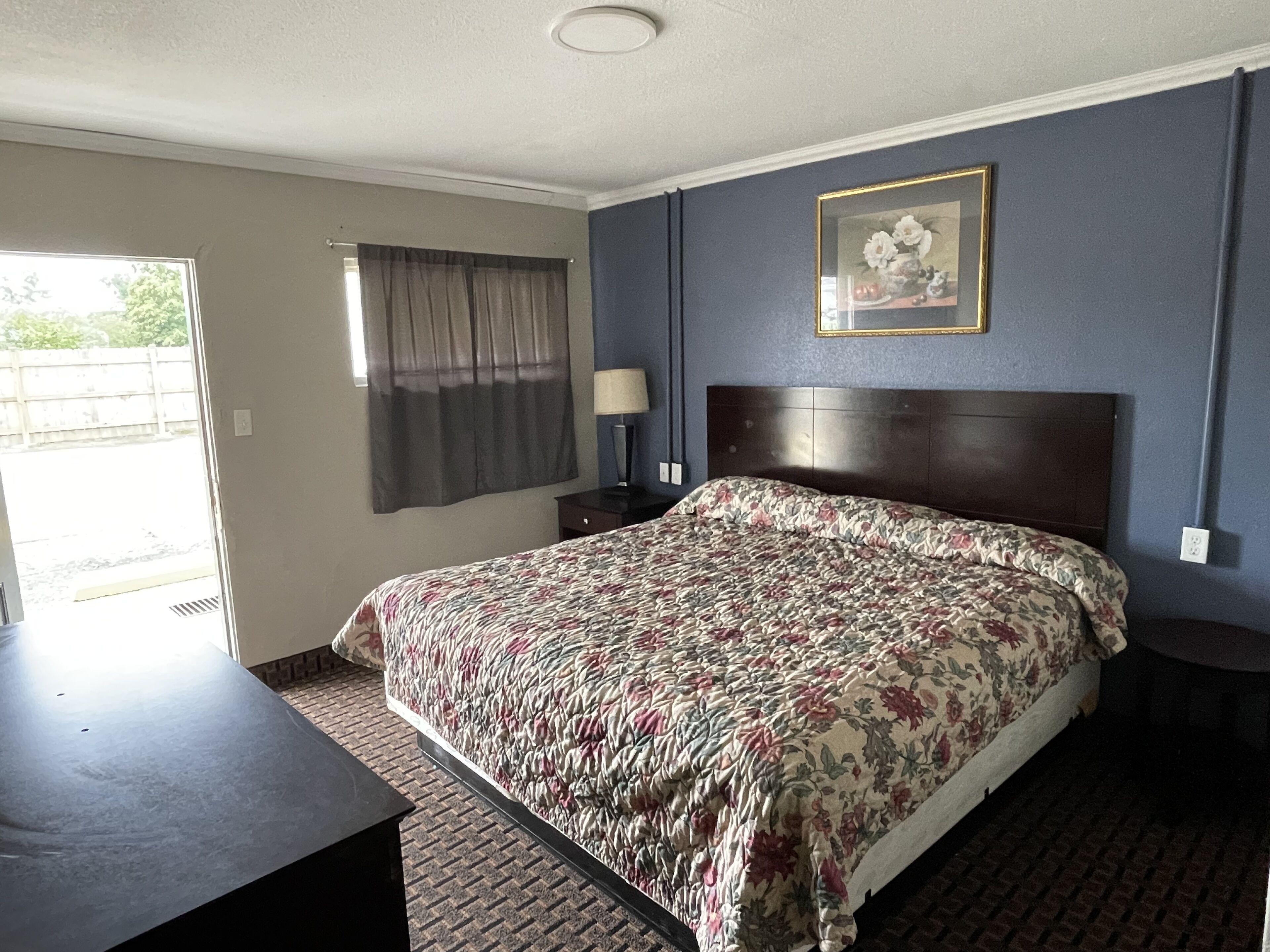 デラックス ルーム キングベッド 1 台 | 1 室のベッドルーム、低刺激性寝具、WiFi (無料)、ベッドシーツ