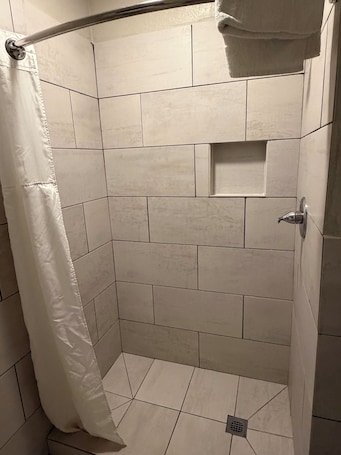 Jetted tub, rainfall showerhead, towels. Economy Inn