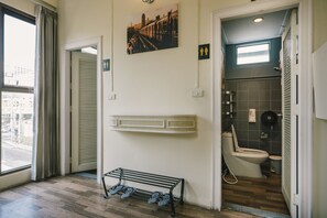 Shower, towels - Guyasuka X Suthisan - Hostel (Bangkok)