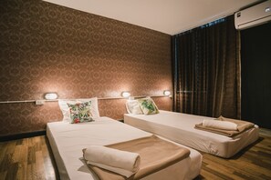 Private Twin Room with Shared Bathroom | Free WiFi - Guyasuka X Suthisan - Hostel (Bangkok)