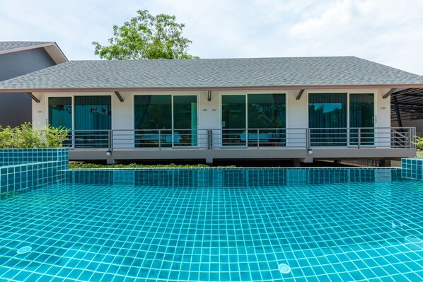 Una piscina al aire libre