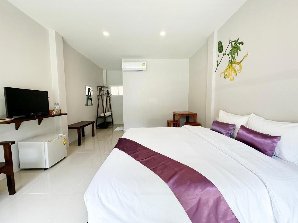 Desk, blackout drapes, free WiFi, bed sheets