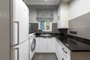 一室一衛 | 私人廚房 | 雪櫃、電熱水壺