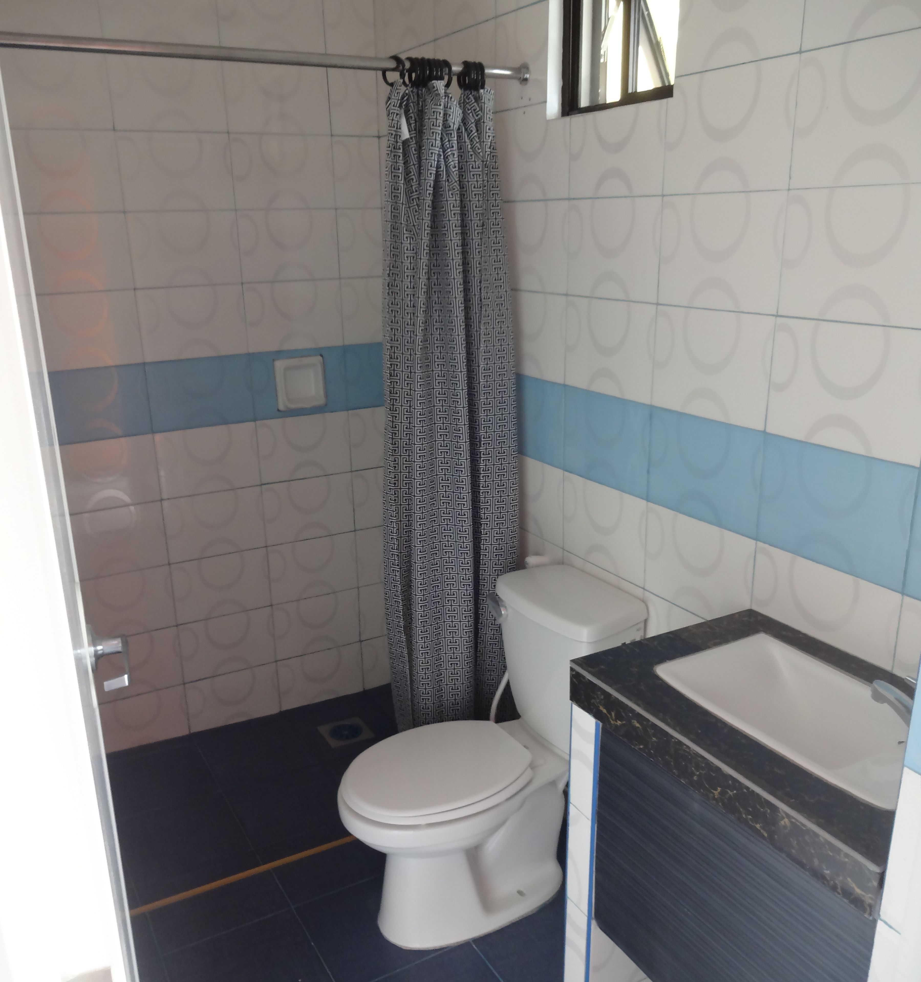 Deluxe Room | Bathroom | Shower, free toiletries, bidet, towels