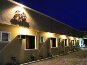 Fassade der Unterkunft – Abend/Nacht