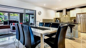 A modern kitchen with a dining area. - Hollywood Tree House (Burnside)