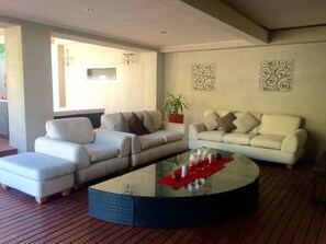 Villa luxueuse, 5 chambres, piscine privée, vue sur la colline | Aire de séjour | Téléviseur à écran plat, lecteur de DVD