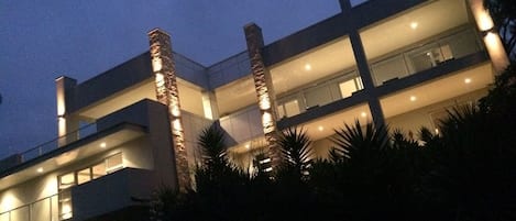 Façade de l’hébergement - soirée/nuit