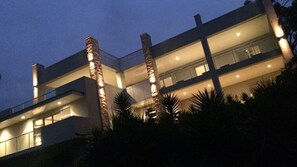 Façade de l’hébergement  – soirée/nuit