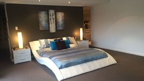 Luxury Villa, 5 Bedrooms, Private Pool, Hill View | 5 bedrooms, premium bedding, blackout drapes, iron/ironing board - Hollywood Tree House (Burnside)