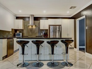 Vila Mewah, 5 kamar tidur, kolam renang pribadi, pemandangan bukit | Dapur pribadi | Lemari es besar, microwave, oven, dan kompor